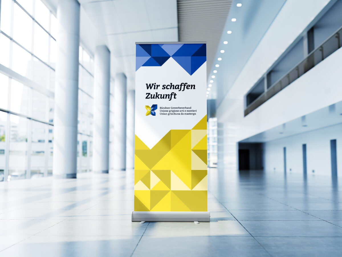 Roll-up im neuen Corporate Design des Bündner Gewerbeverbands mit Slogan «Wir schaffen Zukunft»