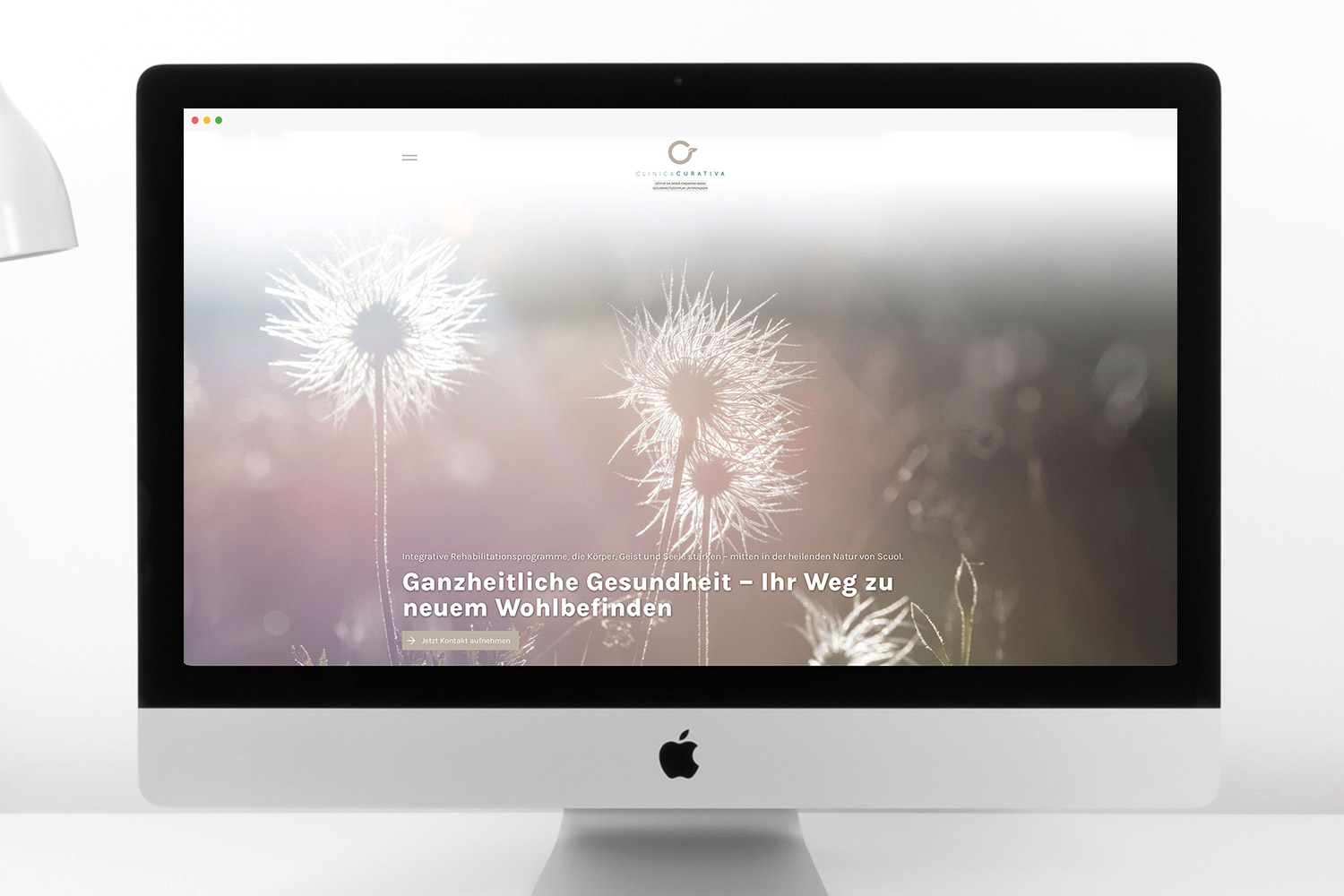 Website Clinica Curativa auf Desktop-Bildschirm: «Ganzheitliche Gesundheit – Ihr Weg zu neuem Wohlbefinden», gestaltet von Hü7