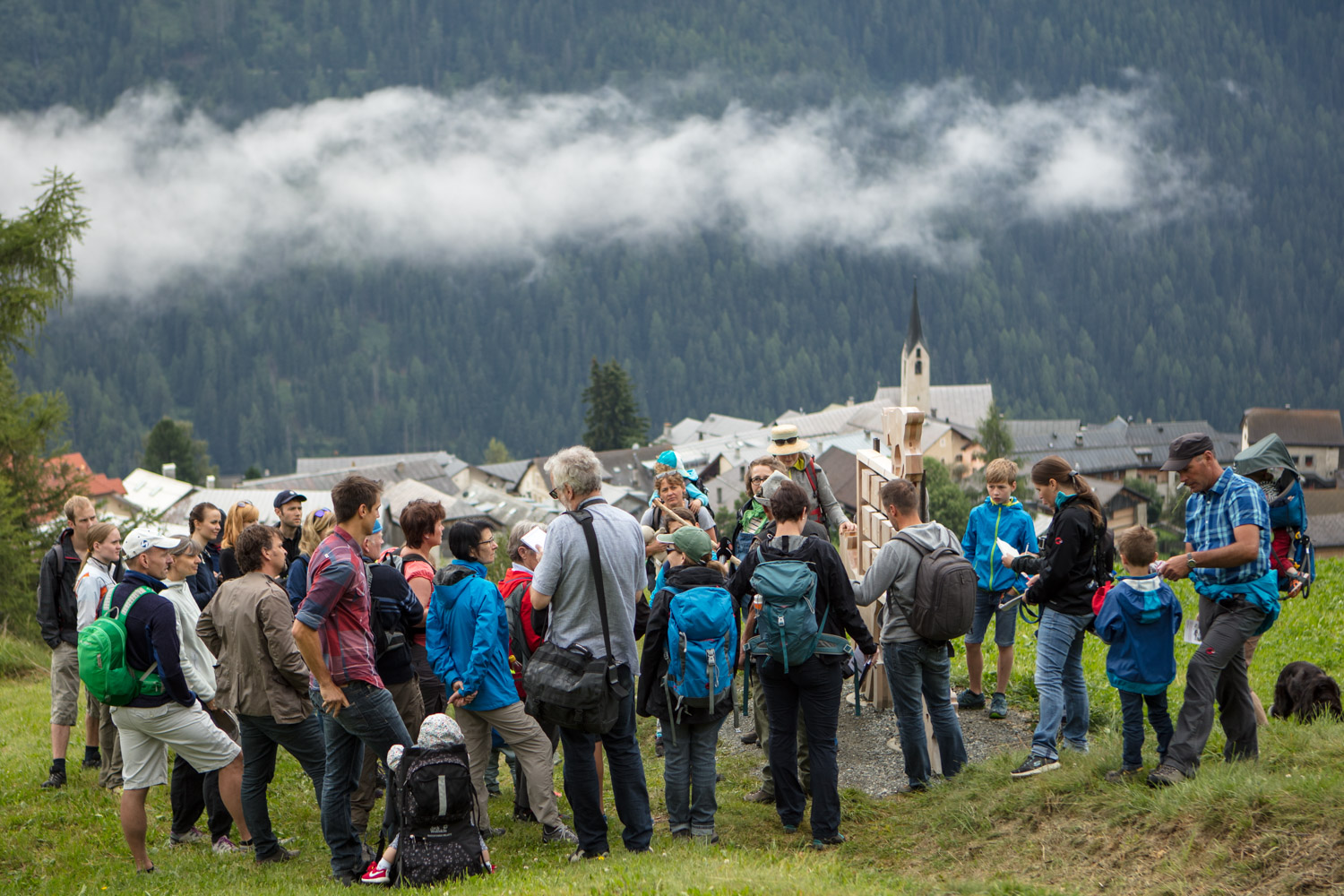 Eröffnung des Schellen-Ursli-Wegs oberhalb von Guarda
