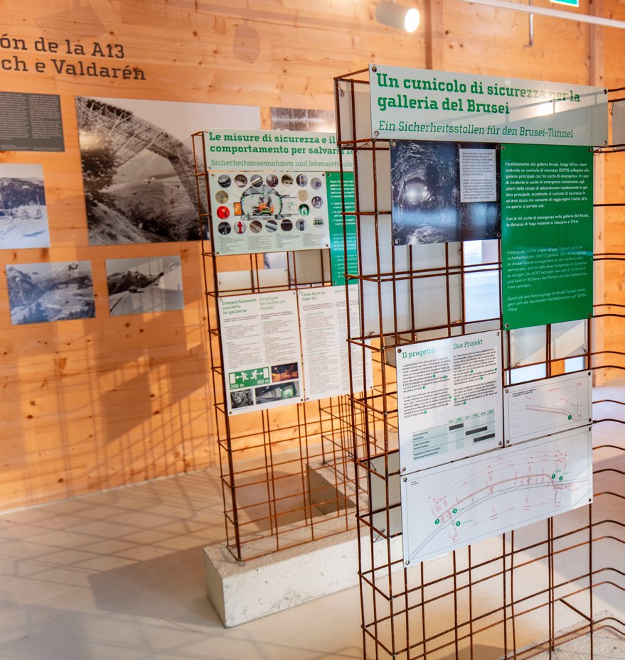 Ausstellungselemente aus Armierungseisen mit Tafeln zu Fluchtwegen und Sicherheit im Tunnel, ASTRA Infopoint A13