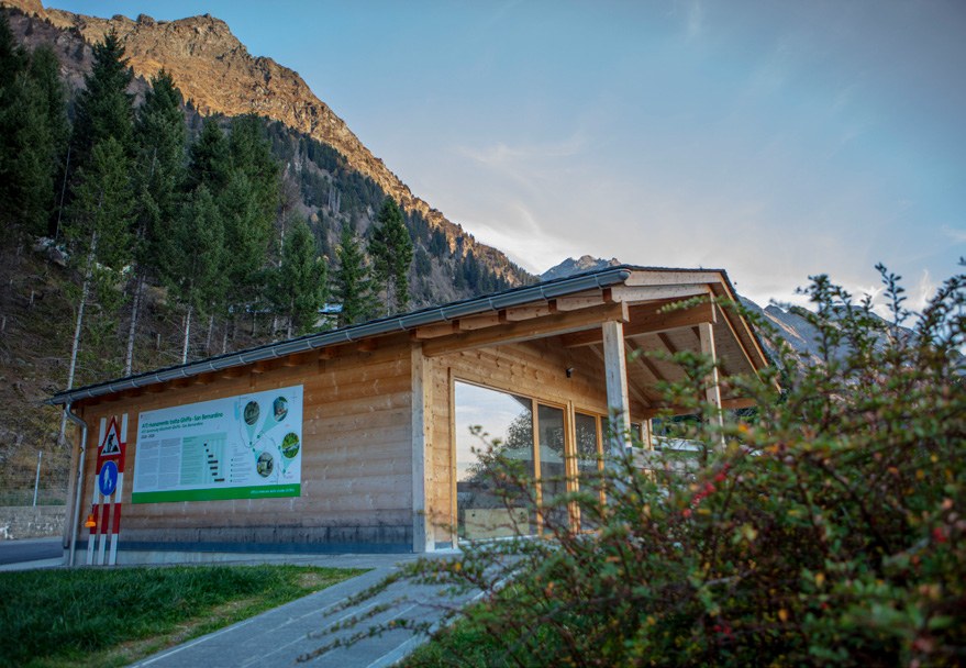 Pavillon des ASTRA Infopoint A13 mit Aussentafel zur Sanierung der A13 und Infopoint-Signaletik