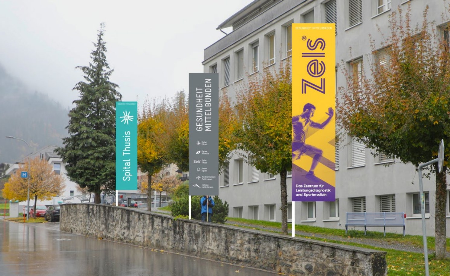 Fahnen von Spital Thusis, Gesundheit Mittelbünden und Zels vor dem Spital Thusis