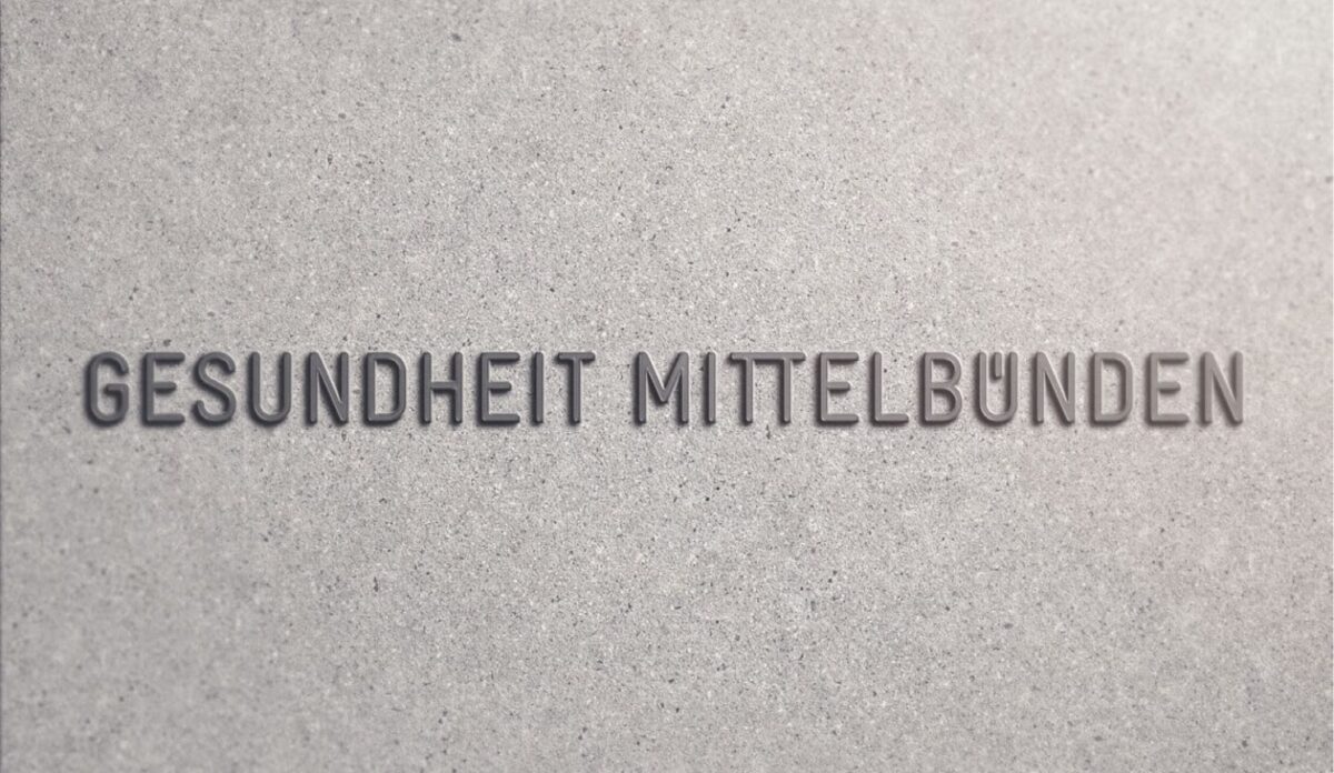 Wortmarke «Gesundheit Mittelbünden» als Prägung – Dachmarke für die Gesundheitsversorgung in Mittelbünden, gestaltet von Hü7 Design AG, Thusis