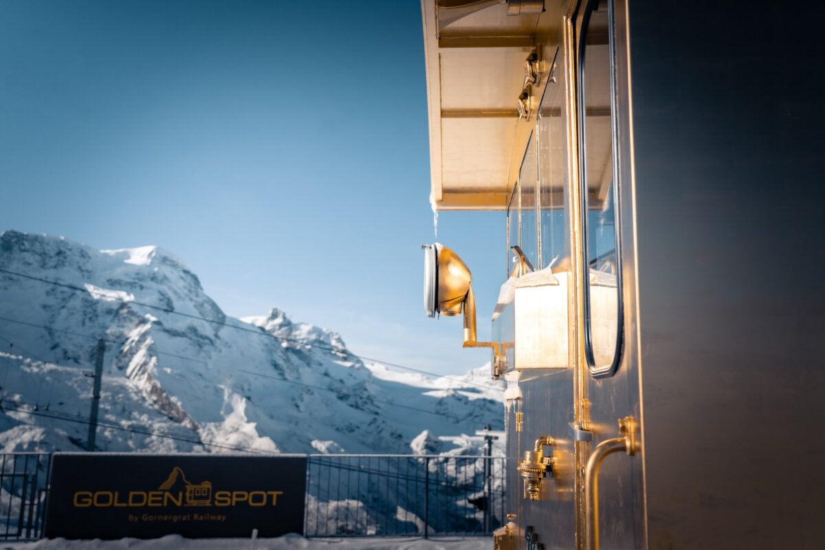 Detail der vergoldeten Lok am Golden Spot der Gornergrat Bahn mit Logotafel