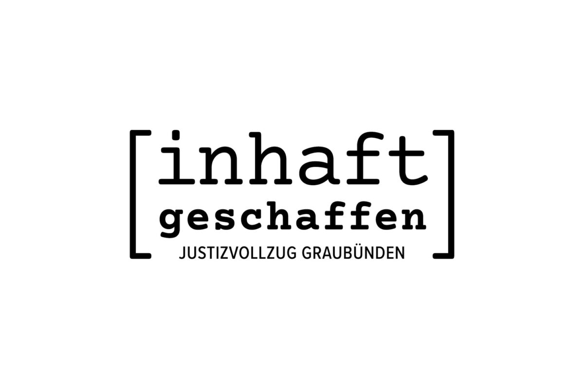 Logo «inhaft geschaffen» mit Absender Justizvollzug Graubünden: Schreibmaschinenschrift in eckigen Klammern – Marke von Hü7