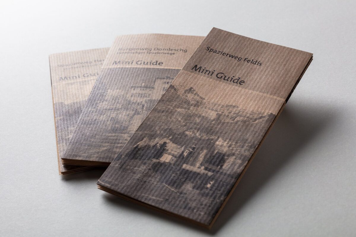 Mini Guides der Spazierwege Feldis, Burgenweg Domleschg und Flerden im einheitlichen Erscheinungsbild auf strukturiertem Naturpapier