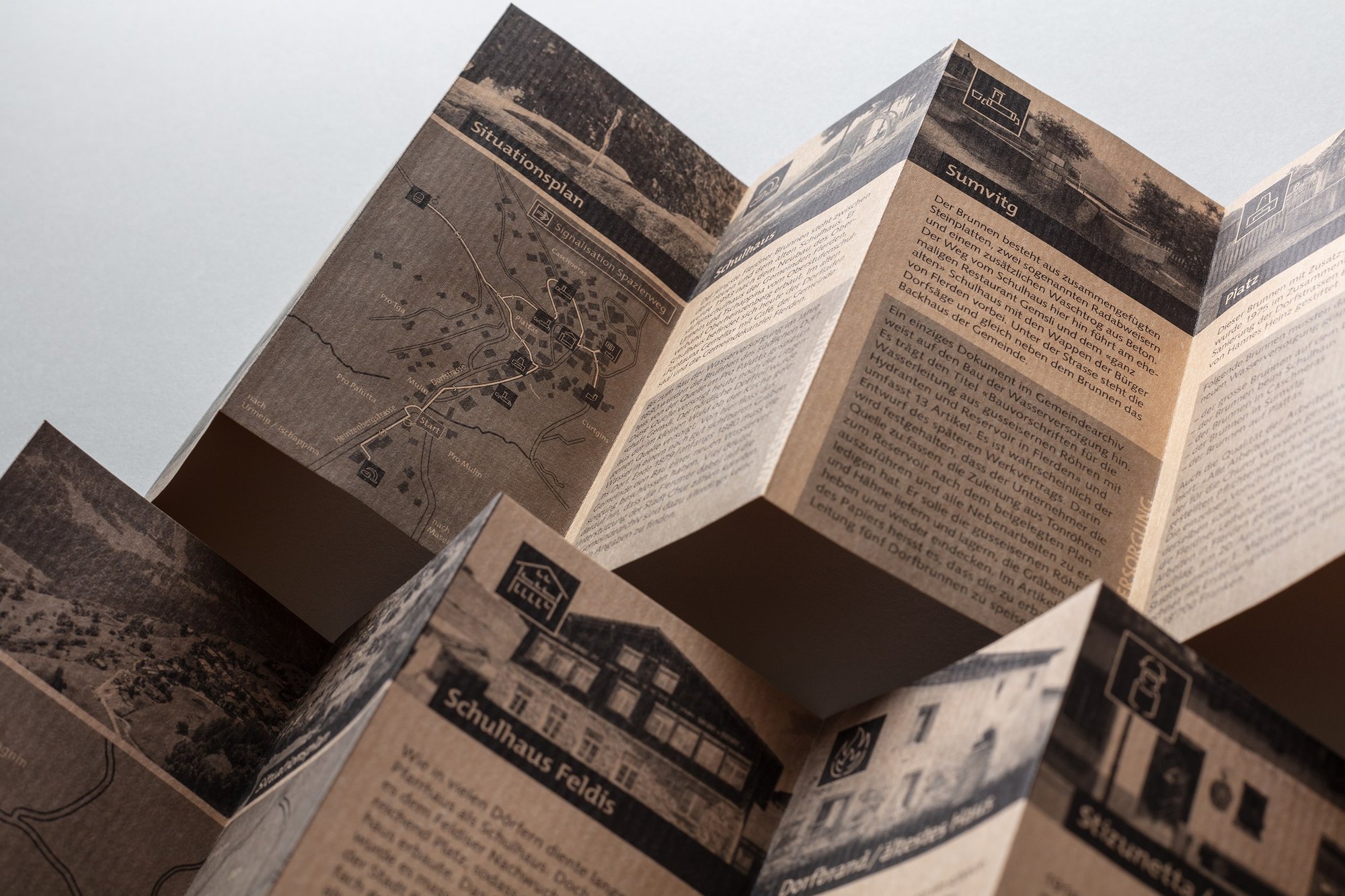 Aufgefalteter Mini Guide zum Spazierweg Flerden mit Situationsplan, historischen Fotos und Piktogrammen auf Naturpapier – gestaltet von Hü7